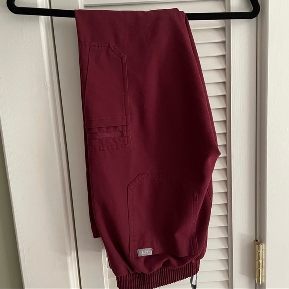 Figs Set Burgundy - Picture 2 of 3